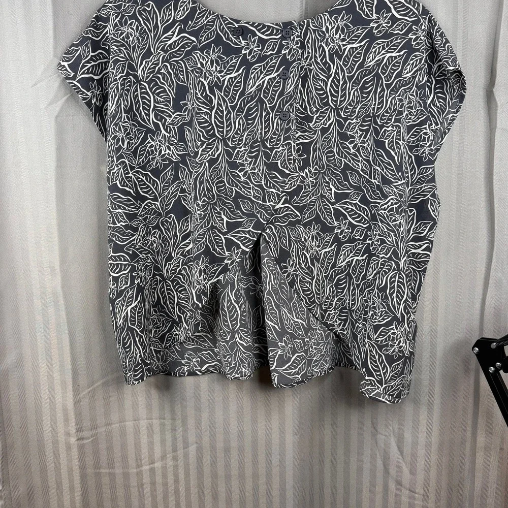 Torrid Gray White Tropical Leaf Floral‎ Blouse Top Plus Size 1 1X office casual